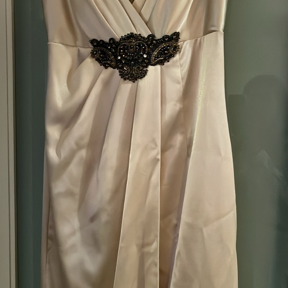 JS Collection, Champagne evening gown, beaded appliqué. SZ 8 - Picture 3 of 7